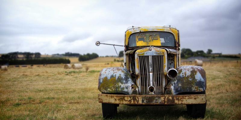 从《Vogue》封面看百年时尚摄影史：解码穿搭、设计与生活方式的审美变迁