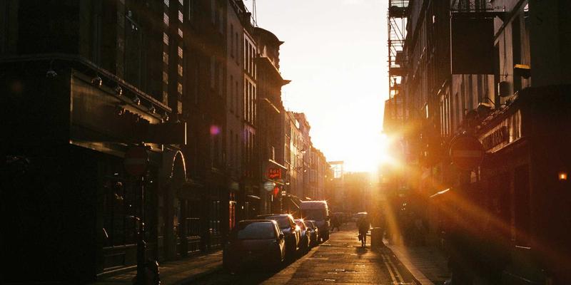 从环保材料到循环经济：构建负责任的衣橱，让穿搭与潮流践行伊扫芒理念