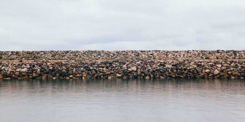 伊扫芒设计哲学：当代艺术家如何以穿搭为画布重塑时尚语言