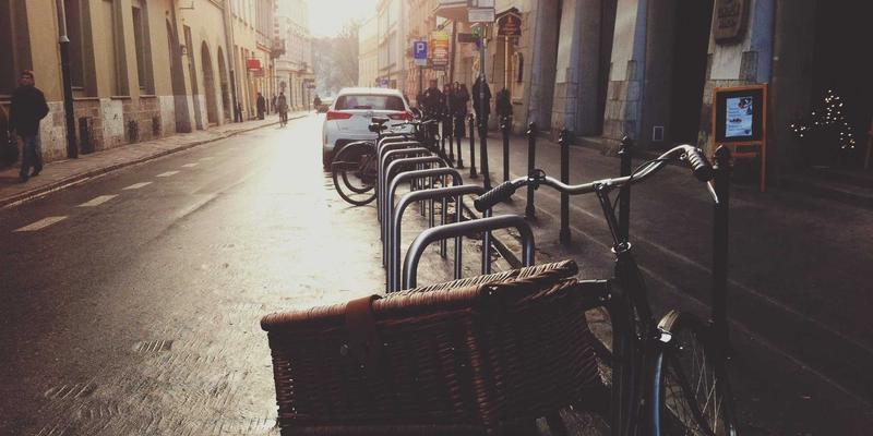 复古未来主义穿搭：融合潮流档案与前瞻风格，打造你的怀旧科幻美学