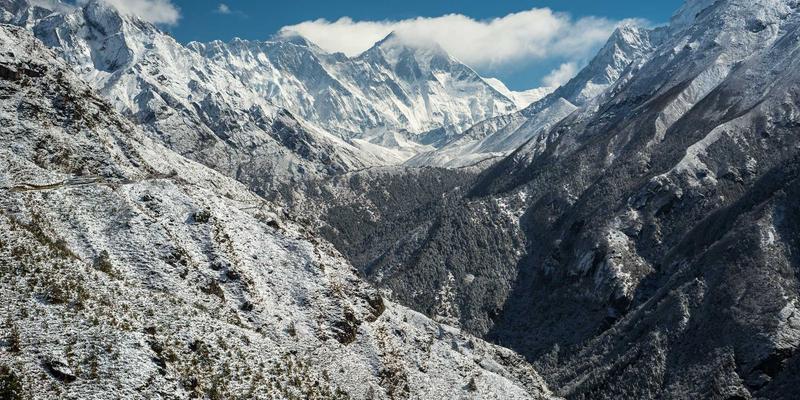 探索高级定制背后的极致工艺：手工刺绣、立体剪裁与面料艺术如何定义奢华生活方式