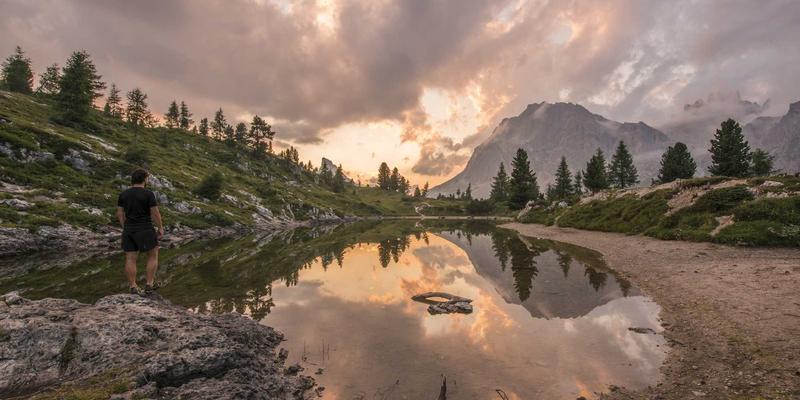 时尚与建筑学的跨界对话：解构主义如何重塑我们的生活方式与服装廓形