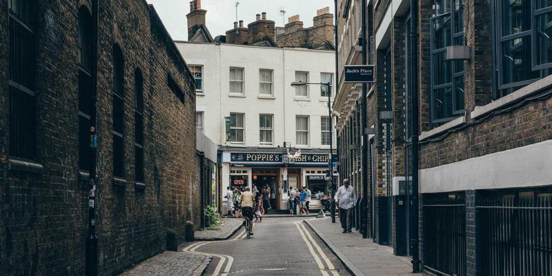 时尚博主经济剖析：从风格塑造到商业变现的完整生态链