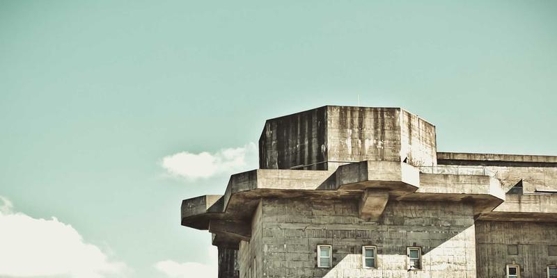 男士精致化穿搭指南：打破商务休闲界限的细节搭配技巧