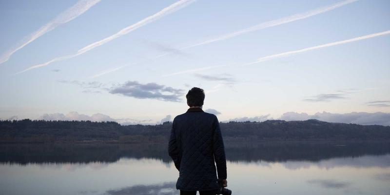 设计你的经典：男性基础款胶囊衣橱构建指南，打造永恒时尚